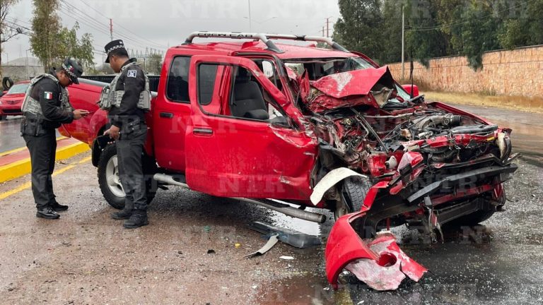 Chocan de frente dos vehículos; hay dos lesionados