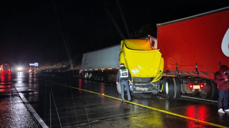 Chocan dos tráilers en la federal 45; no hay lesionados