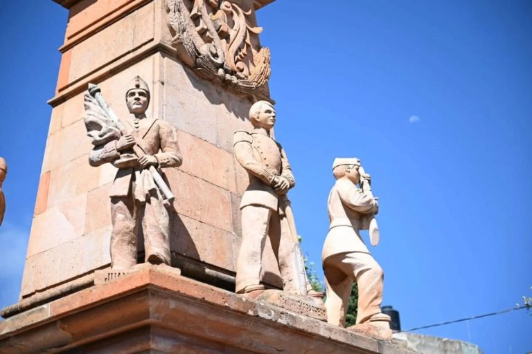 Colocarán nuevas placas en monumento saqueado en la capital