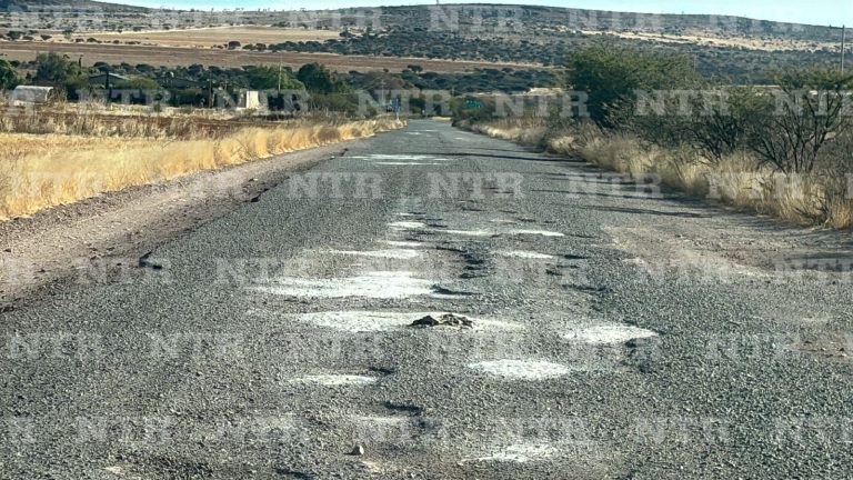 Baches y fracturas, tramo carretero de Piedras