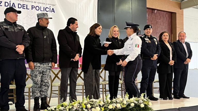 Reconocen a policías en su día