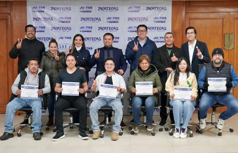 Entregan apoyos económicos a empresarios capitalinos