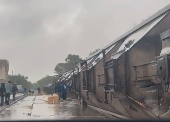 Rapiñan maíz de tren descarrilado