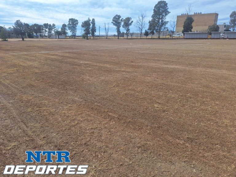 Rehabilitan campos de futbol en Calera