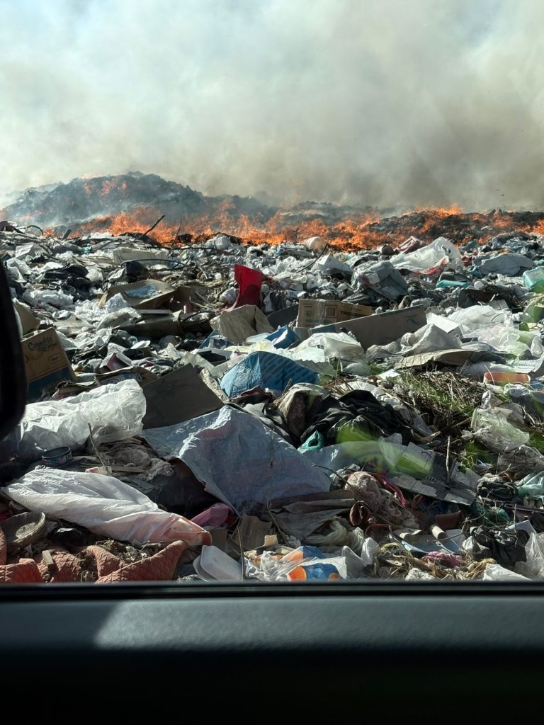 Chocan versiones de incendio del basurero