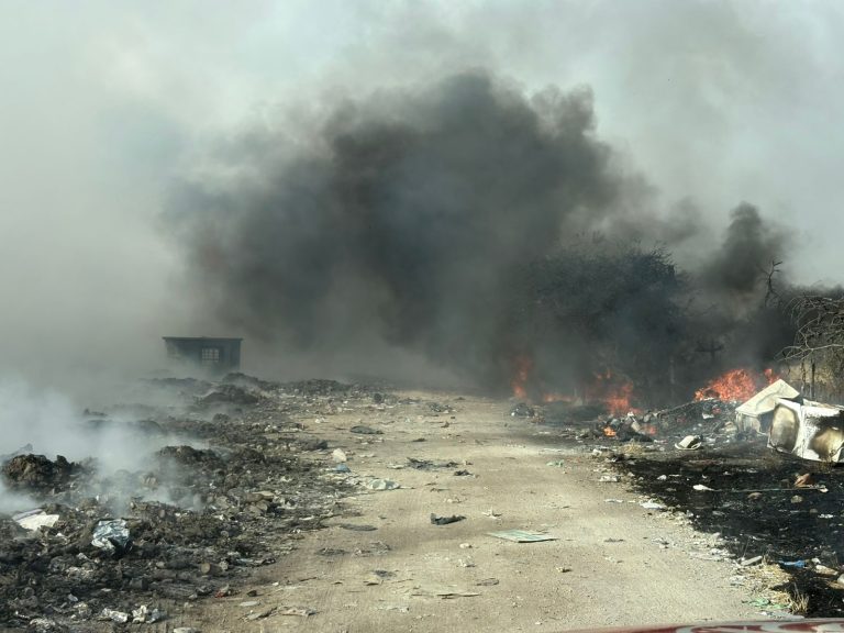 Aún activo, incendio de basurero en Jerez