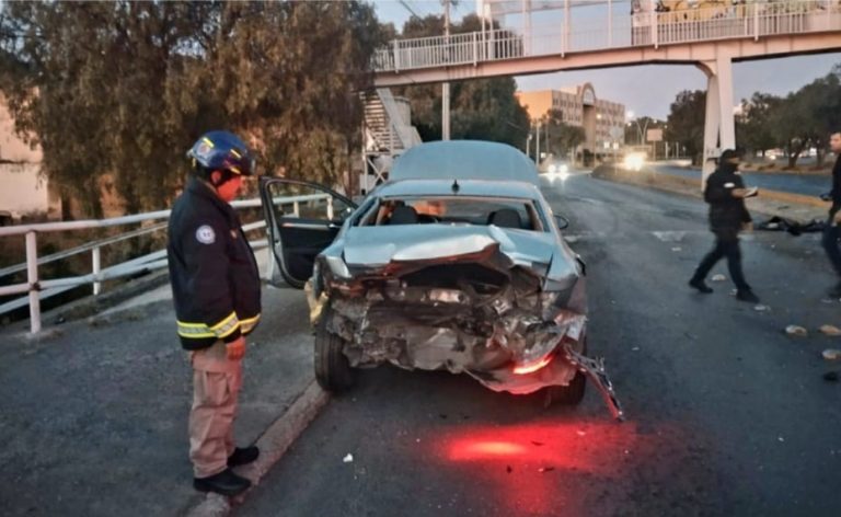 Se impactan 2 vehículos frente a la SEZ