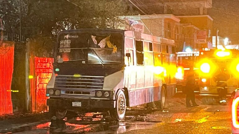 Se incendia camión de pasajeros en Fresnillo