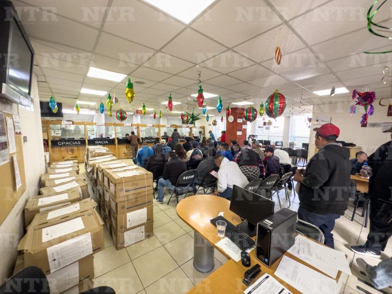 Zacatecanos hacen filas para pagar control vehicular