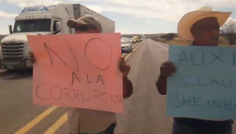 Bloquean carretera; exigen atención en centros de acopio