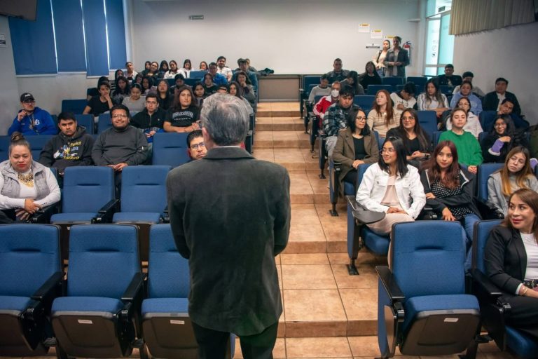 Imparten conferencia sobre tanatología y duelo a universitarios