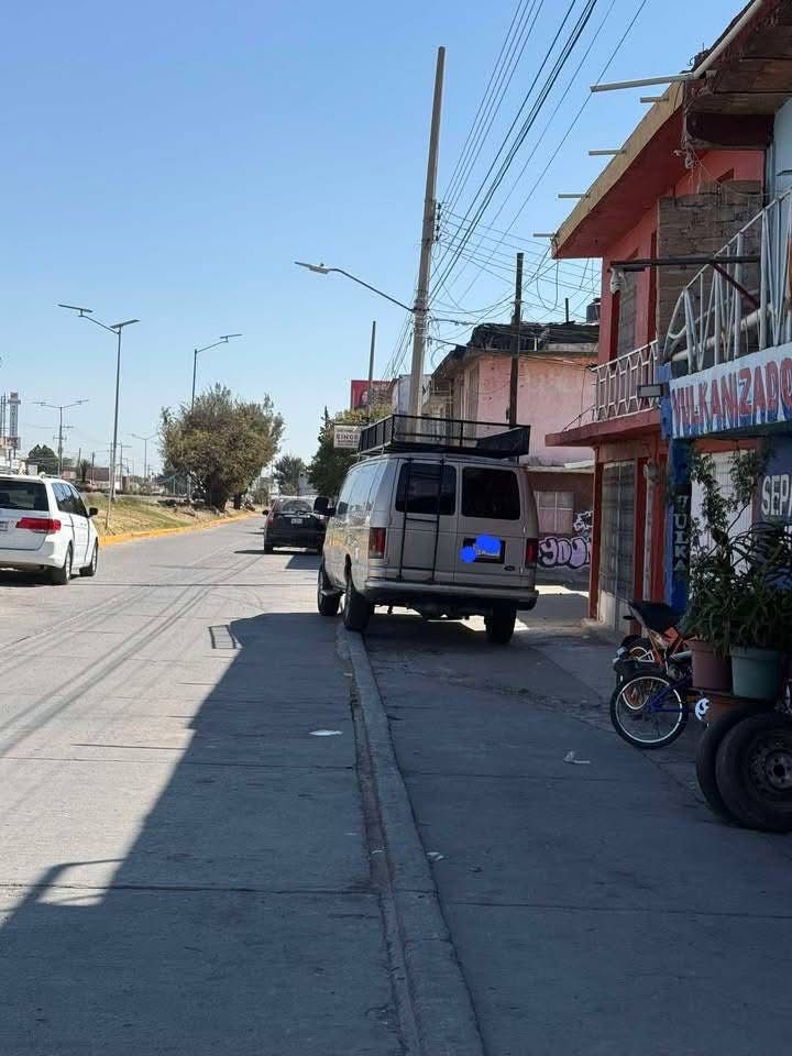 Carros invaden banqueta en Paseo del Mineral