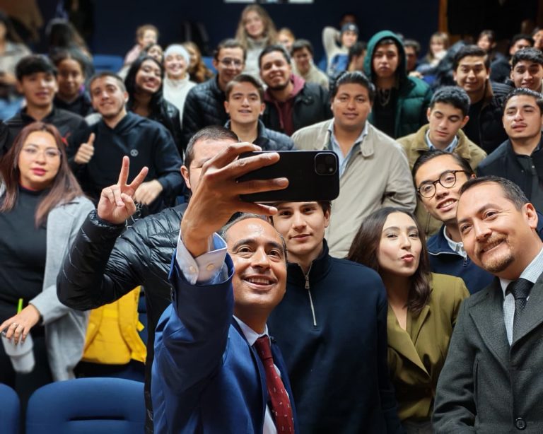 Participa Pepe Saldívar en charla con estudiantes de Derecho