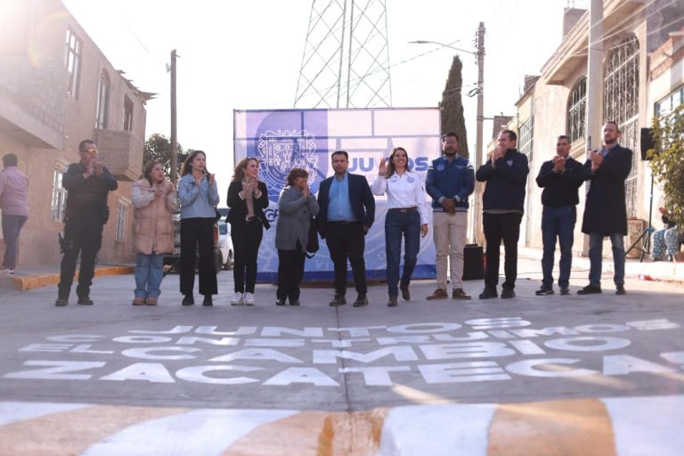 Inaugura Miguel Varela obra de pavimentación en calle Uxmal