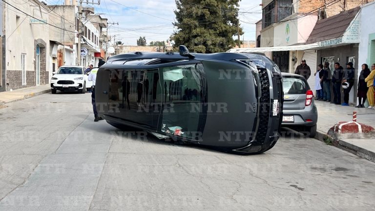 Vuelca su camioneta en pleno centro de Fresnillo