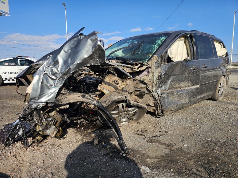 Muere una persona en aparatoso choque carretero