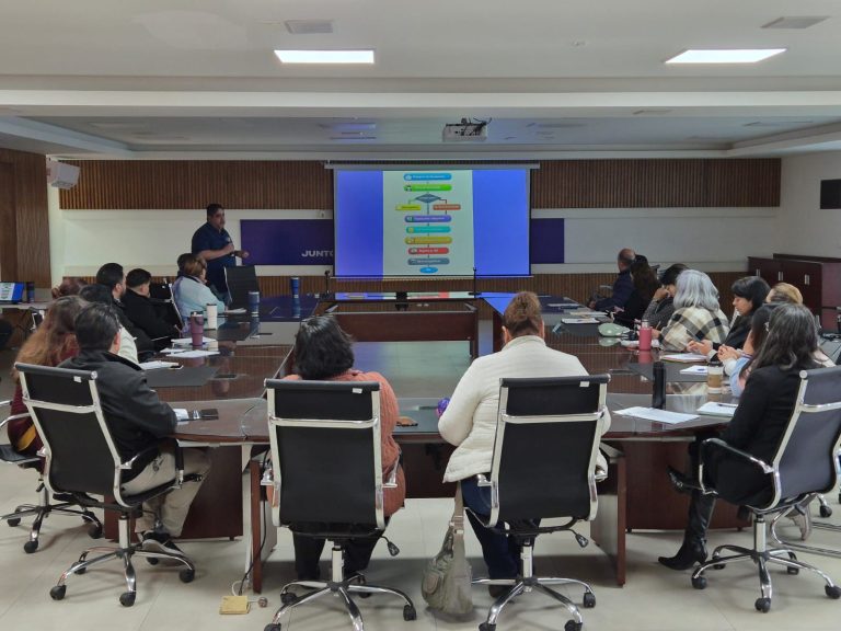Capacitan a funcionarios en innovación y transparencia archivística