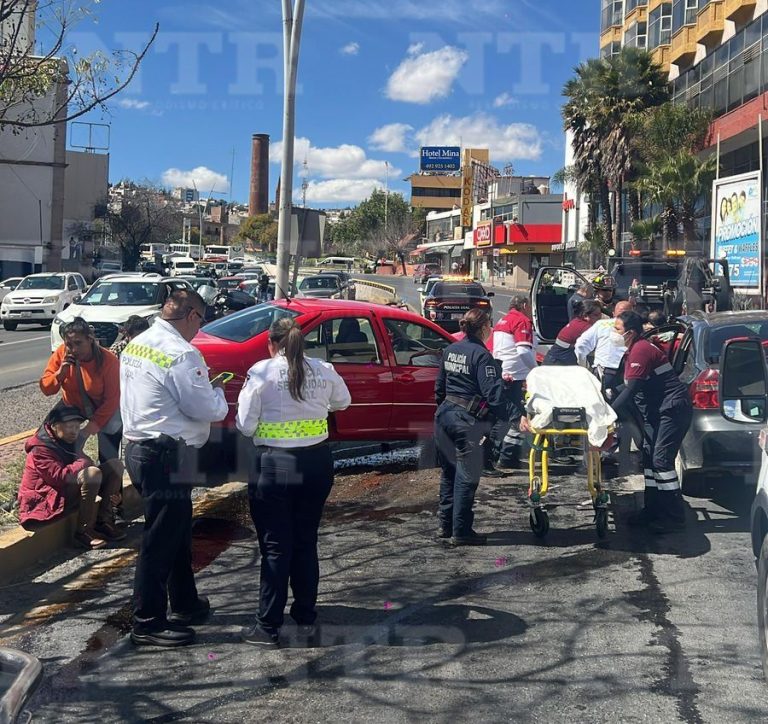 Aparatoso choque en bulevar metropolitano deja cuatro lesionados