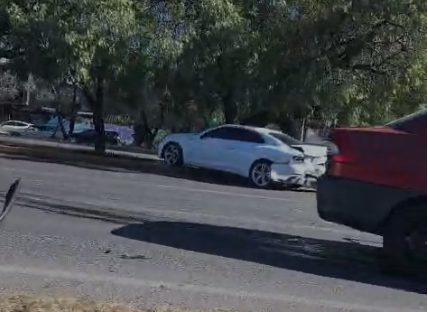 Choque en el bulevar deja daños materiales