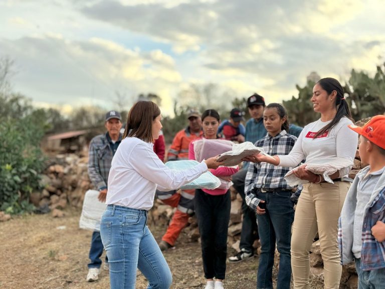 Entrega SMDIF 160 cobijas en Fresnillo