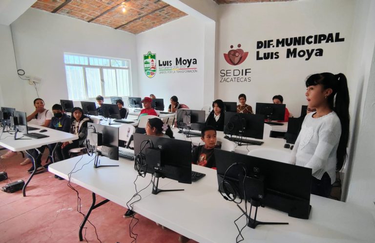 Comienzan cursos de inglés en Luis Moya