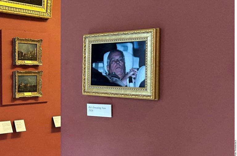Cuelgan activistas en el Louvre foto de Andrew detenido
