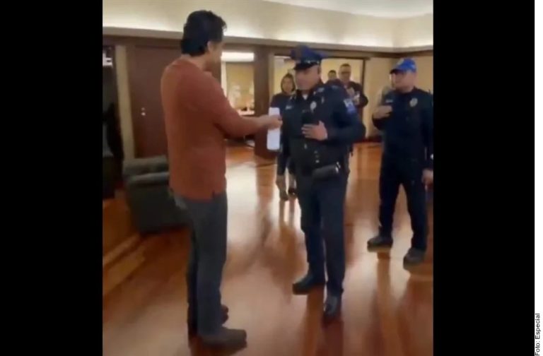 Desalojan a Marx Arriaga de oficinas de la SEP