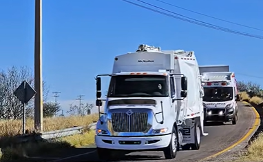 Entregan camión recolector y ambulancia en Río Grande