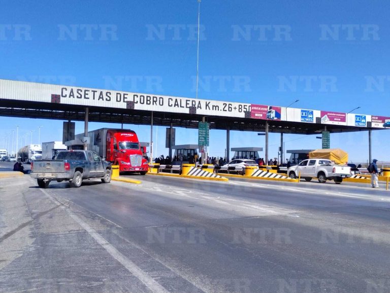 Por cuarto día, productores toman caseta de peaje