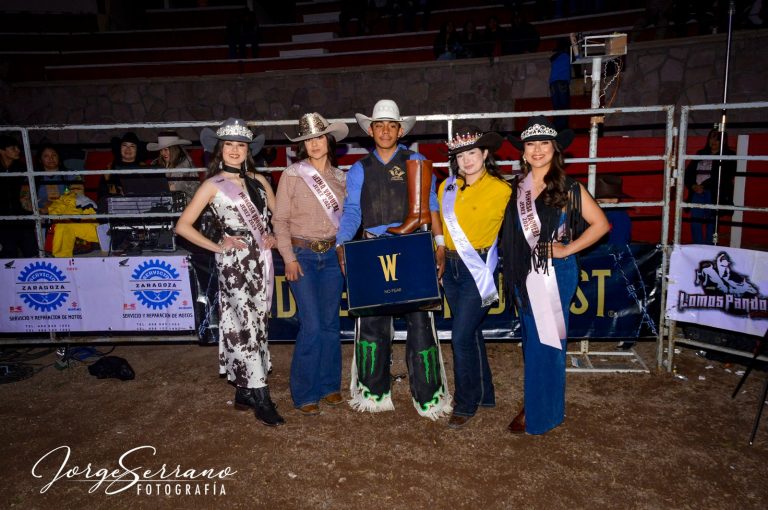 Gabino Díaz se corona en el Rodeo del Día del Vaquero