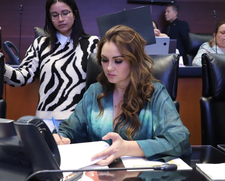 Llama senadora a proteger a la población del sarampión