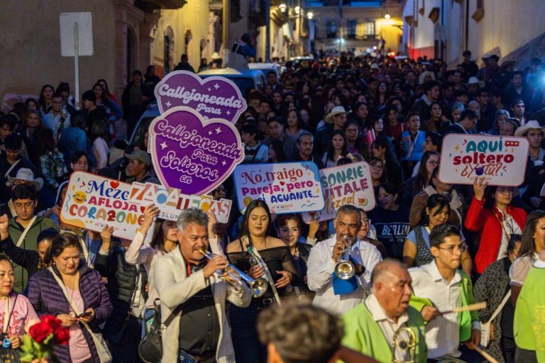 Participan más de 4 mil en Callejoneada para solteros