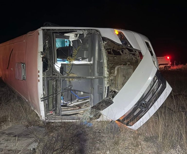 Se vuelca camión de APTIV en Sain Alto; no hubo lesionados