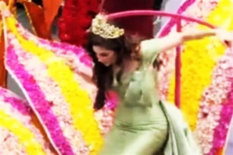 Sufre Miss Universo descompensación en desfile de Ecuador
