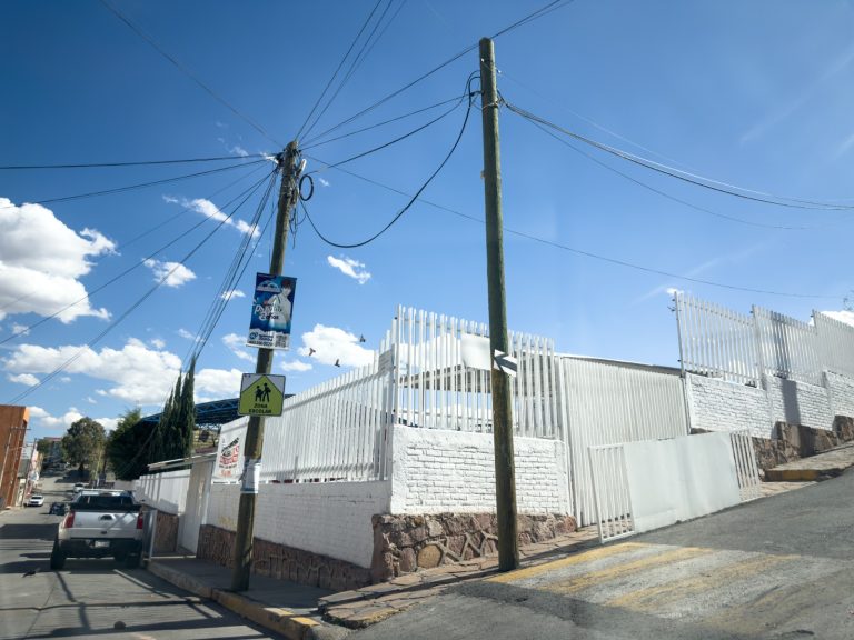 Un problema de salubridad, sanitarios en la primaria Ford 135