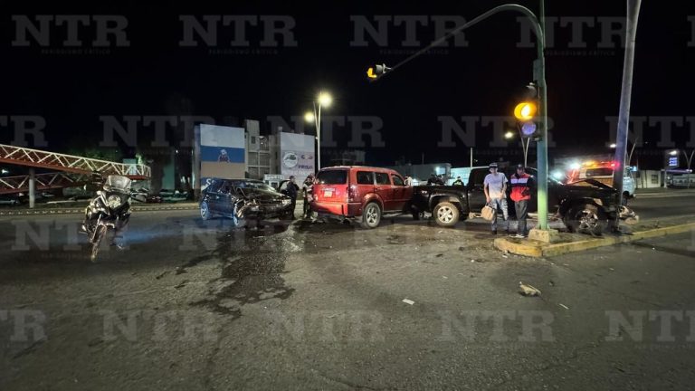 Tres lesionados tras choque en Paseo del Mineral