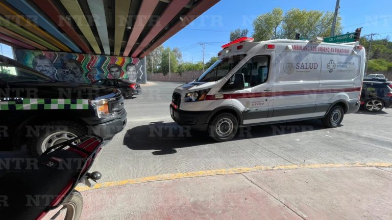 Motociclista derrapa en el Paseo del Mineral; sufre lesiones menores
