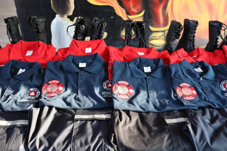 Entregan uniformes a bomberos de Jalpa