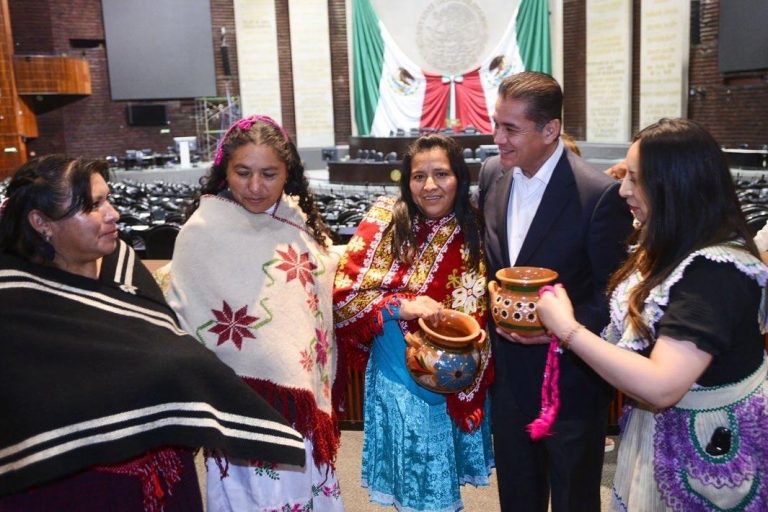 Reitera Carlos Puente su compromiso con los derechos de las mujeres