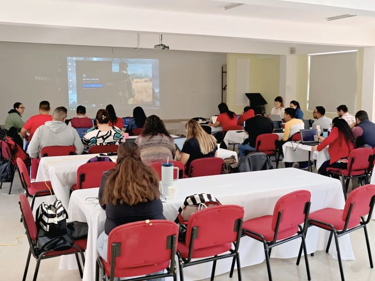 Capacitan a docentes en Tecnologías de la Información