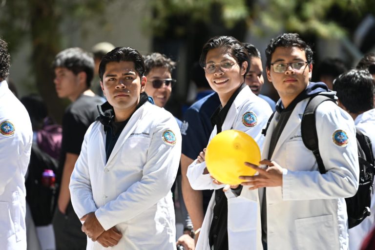 Participan estudiantes de medicina en expo de salud