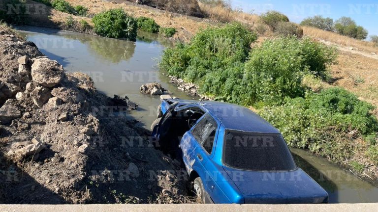 Tras volantazo termina en canal de aguas negras