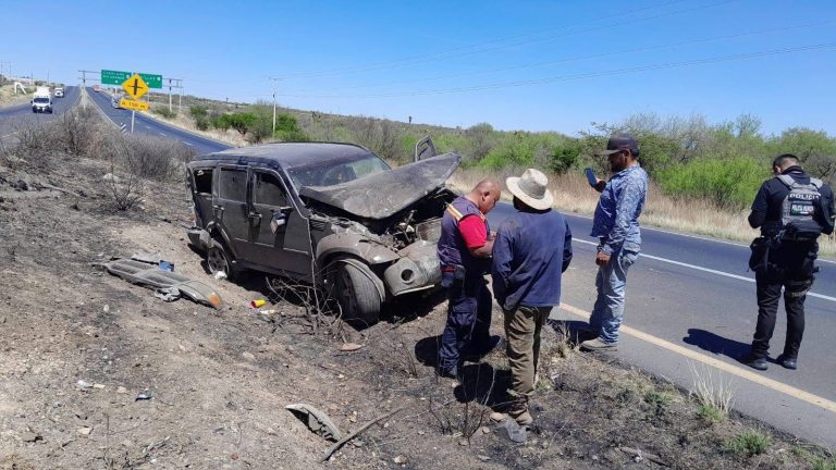 Conductor pierde el control de su unidad y vuelca en carretera