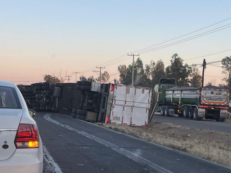 Vuelca camión quinta rueda cerca de entrada a Calera