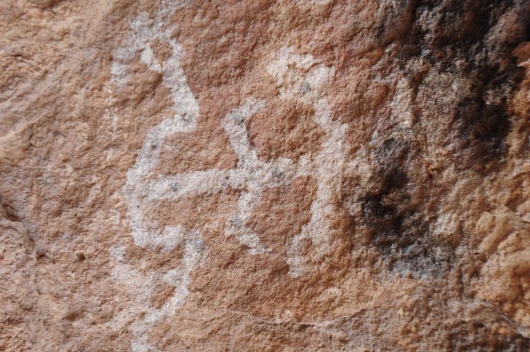 Actúan para proteger el arte rupestre de la Cueva de Ávalos