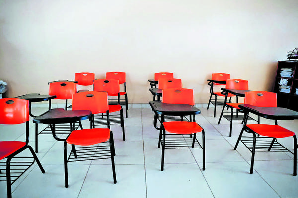 Acusan de violenta a maestra de la Técnica 27