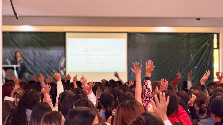 Participan alumnas en conferencias sobre los derechos de las mujeres