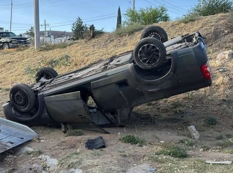 Volcadura en calzada Solidaridad deja una persona lesionada