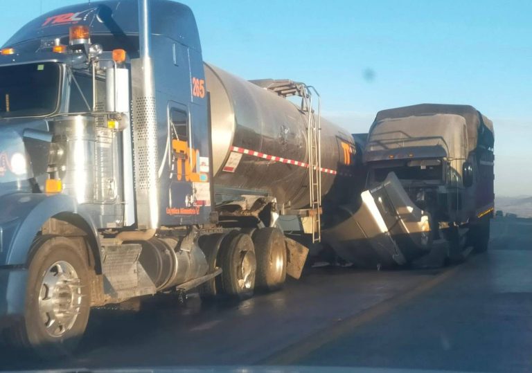 Chocan dos tráilers en la federal 45D