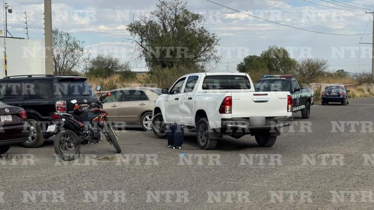 Trasladan a motociclista al hospital tras choque